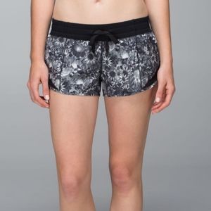Lululemon Hotty Hot Short Flowabunga Black Angel Wing / Black